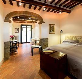 4 Bedroom Apartment with Garden in Cortona Town, Sleeps 8
